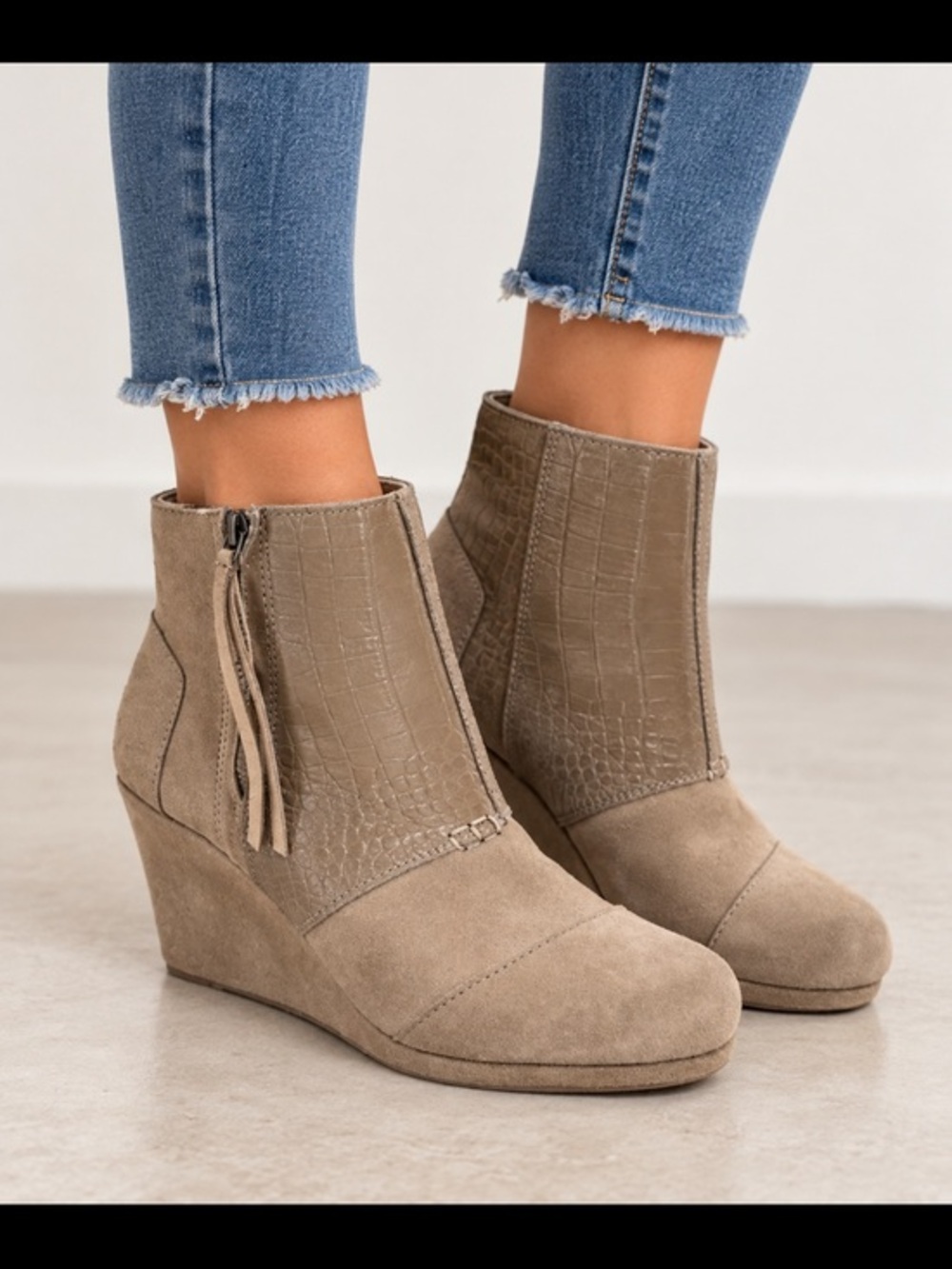 TOMS Taupe Suede Wedge Ankle Boots Croc Embossed Fringe Size 6